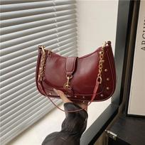 Casual PU Women Shoulder Bag Large Capacity Water-Resistant Crossbod Bag with Hook Lock Metal Rivet Decoration Underarm Bag raudona