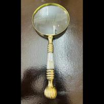 Vintažinis didinamasis stiklas su tvirtu žalvariniu rėmu ir perlamutro rankena, 4 colių