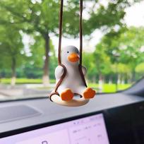 Mielas anime automobilio interjero dekoravimas gipso sūpynės anties automatinio galinio vaizdo veidrodžio pakabukas, skirtas Kawai automobilių dekoravimo priedams