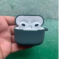 Silikoninis apsauginis dėklas Apple AirPods 3-ios kartos ausinėms - Plonas, vientisos spalvos, apvaliu dugnu OPP bag + carabiner vidurnakčio žalia spalva