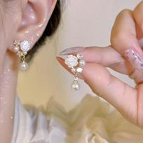 Pearl Camellia Mosquito Coil No-Pierce Ear Cuff – Elegant French Floral Earrings for Women gray