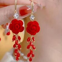 Elegant Floral Drop Earrings with Crystal Accent and Beaded Tassel Design Lightweight Dangle Jewelry for Women and Girls One Size raudona