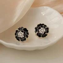 Black Pearl Flower Stud Auskarai Moteriškas ausys Šiuolaikiniai aksesuarai Madingi papuošalai juoda