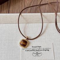 Vintage Brown Camera Pearl Necklace for Women - Unique Design, Versatile Statement Chain for Sweaters