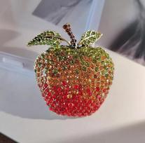 Literary Retro Apple Brooch Eve Exaggerated Fruit Pin Sweet Creative Jewelry Accessories Party Festival Gift raudona