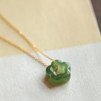 Vintage Imitation Hetian Jade Necklace Plum Blossom Pendant Luxury Hollow Clavicle Chain  Temperament Jewelry Accessories white