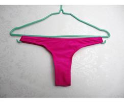 Europietiškas ir amerikietiškas moteriškas klostuotas stringų bikini: Seksualios daugiaspalvės vienspalvės maudymosi kelnaitės 2XL raudona