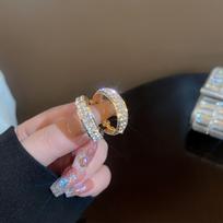 Stylish Alloy Hoops: 925 Silver Diamond-Inlaid Earrings auksas