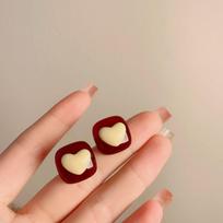 2024 m. madingi bordo spalvos aksominiai auskarai su rožės ir perlo detalėmis: Retro Honkongo stilius rudeniui ir žiemai