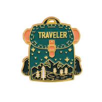 Traveler Backpack Lapel Pin Green Camping & Outdoor Adventure Brooch for Bags Jackets Unique Gift for Explorers & Nature Lovers žalia