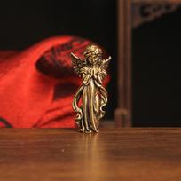 Šešiakampis žalvarinis angelo statulėlė: Kūrybiškas bronzinis ornamentas stalo dekoravimui