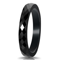 Juodai baltas keraminis briaunotas rombo formos žiedas, 3 mm pločio, paprasto ir universalaus dizaino Size 5 juoda