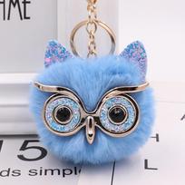 Pilka katė-pelėda pliušinis raktų pakabukas su dirbtinio kailio rutuliuko pakabuku. Owl (gold chain clasp)