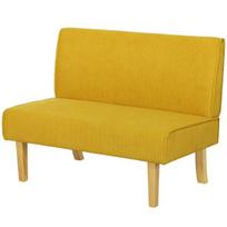 Dvivietė sofa su velveto apmušalu, storu paminkštinimu ir tvirtais mediniais kojomis, skirta svetainei, miegamajam, biurui, geltonos spalvos.