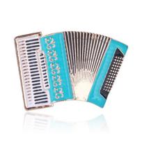 Tarptautinė akordeono sagė, lašinamas aliejus, lydinys, muzikos instrumentas, krūtinės gėlė, moteriškas paltas, kostiumas, drabužiai, krūtinės gėlės aksesuarai mėlyna