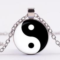 Naujas Hot Tai Ji Yin Yang pakabukas kaklo papuošalas klasikinis juodas baltas kinų taoizmo ženklo stiklo brangakmenių karoliai katės letenėlė, padengta sidabru Silver color gray