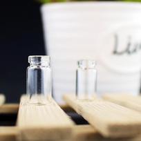 Žavūs mini stikliniai norų buteliukai su kamštiniais kamščiais ir plastikiniais kamščiais „pasidaryk pats“ projektams