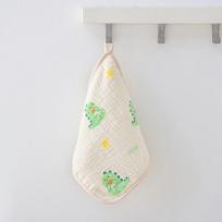 1 vnt. medvilninis, kūdikio atsirūgimo skudurėlis, nosinaitė, rankšluostis. 1pc