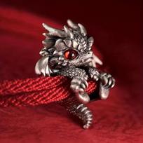 Elegant Dragon Charm Bracelet Versatile for Casual Attire KTJ raudona