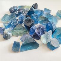 Natūralaus mėlynojo fluorito akmens gydomasis kvarco rūdos mineralinis energijos akmuo Fluorito ornamentas neapdorotų kristalų gydomieji akmenys 100g mėlyna