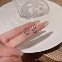 Korean Zircon Ear Cuff: Elegant, Trendy, No-Piercing, All-Match Earrings for Women A711 auksas