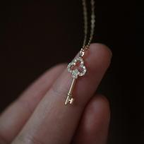 Elegantiškas dobilas raktas cirkonio pakabukas karoliai - madinga nerūdijančio plieno raktikaulio grandinėlė moterims Gold-Plated Stainless Steel Key Necklace