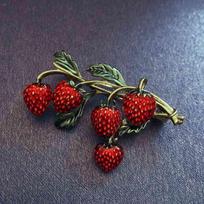 1PC Strawberry Fruit Motif Brooch In Electroplated Metal with Enamel Finish raudona