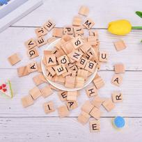 100 vnt. medinės raidės žaidimui „Scrabble“ juodos raidės ir skaičiai skaitmeninė dėlionė beige