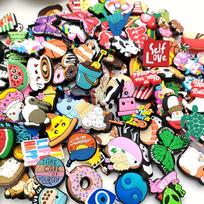 10 vnt Vibrant Random PVC batų žavesių kolekcija – dekoratyviniai klumpių, sandalų, batų priedai „pasidaryk pats“ amatų reikmenys moterims ir vyrams – juokingi, mieli 1pc random