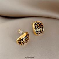 Autumn/Winter 2025 Y2K Retro Women's Ear Cuffs: Stylish, High-End Niche Design Earrings