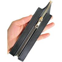 Rankų darbo odinis ir austinis krepšio užtrauktukas su dygsnio skylutėmis, yra 18 cm arba 30 cm ilgio. 18cm juoda