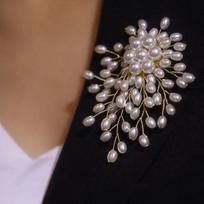 Elegantiškas rankomis austos perlinės sagės korsinis segtukas drabužių priedams