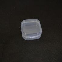 Kompaktiška 3,5x3,5x2cm skaidraus plastiko dėžutė ilgoms ausų kištukams
