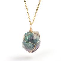 Ametisto pakabukas su grandinėle: Netaisyklingas neapdorotas akmuo su aukso spalvos vielos pynimu Raw stone necklace