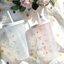 Kawaii vandens buteliukas, estetiškas gertuvas ledui, kavai, sultims, arbatai. Mielas plastikinis puodelis su kaspinėliu ir šiaudeliu. Nešiojamas gėrimo butelis 1PCS
