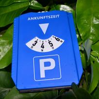 Mėlynas skaitmeninis parkavimo laikmatis su ledo grandikliu, 24 valandų ekranas, veikimas be baterijų geresniam parkomačių laikymuisi ir transporto priemonės saugumui 1pc mėlyna