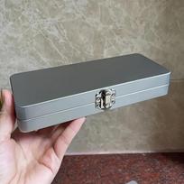 Patvari sidabriškai pilka metalinė stačiakampė dėžutė su dangteliu - Ideali sąskaitoms, kosmetikai, raštinės reikmenims laikyti - Puikiai tinka namams, biurui sidabras
