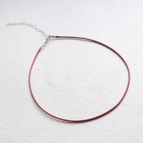Minimalistinis juodas ir raudonas aksominis chokerio vėrinys moterims