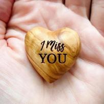Mažas kišeninis apkabinimas Mediniai širdelės žetonai Aš tavęs ilgiuosi Rankdarbių reikmenys draugams Nešiojama kūrybinga dovana Valentino dienos dovana I MISS YOU