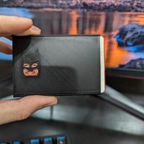 Hero Id Piniginė Vyrams ir Moterims Stilingas Superherojaus Dizainas Daug Kortelių Skyrių Skyrius Grynaisiais Pinigais ir Ikoniškas Logotipas Dovana Visiems