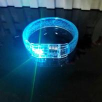 Šviečianti LED apyrankė koncertams, vakarėliams ir muzikos festivaliams
