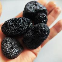 Natūralūs akvariumo filtro terpės Uolienos Natūralios uolienos, natūraliai susiformavusios netaisyklingos uolienos dekoravimui ar kolekcijai 100g juoda