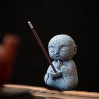 Japonų Jizo vienuolio smilkalų laikiklis lazdelėms Zen vienuolio smilkalų degiklis Smiltainio Budos smilkalų lazdelės laikiklis onesize