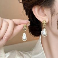 Vintage Baroque Pearl Earrings One Size black