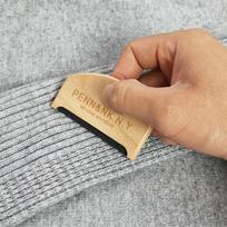 Drabužiai Megztinis Kamuoliukas Žirklės skustuvas Plaukų audinio kirpimas Medinis rankinis įrankis beige