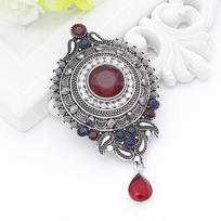 Vintažinės auksinės spalvos vintažinė sagė Pilka krištolo dizaino apvalaus ženkliuko etninio vakarėlio papuošalai raudona