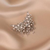 The Brilliant Nebula Pearl Brooch Has A Unique Design Sense Exuding A High-end and Elegant Feminine Charm with A Light Luxury Style beige