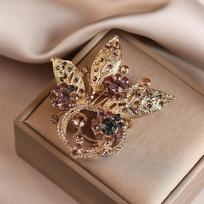 Luxurious and Light Alloy Brooch with A High-end Feminine Touch, A Niche Brooch with Exquisite Rhinestone Flowers 6.4*6.5cm