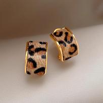 Fashion Leopard Print Hoop Earrings for Women Small Unique C Shape Clip On Earrings Lightweight Metal Animal Pattern Ear Accessories one size balta