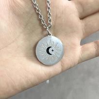 Tv serialas „The Eclipse Cosplay Moon Star“ apskritas pakabukas titano plieno karoliai mėgėjams papuošalų priedai beige